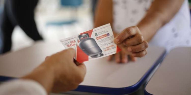  Governo do Ceará vai beneficiar mais de 200 mil famílias com Vale Gás Social neste mês