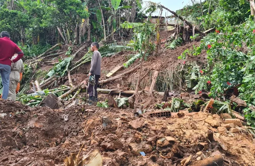  Mulher e duas crianças morrem após deslizamento de terra no interior do Ceará