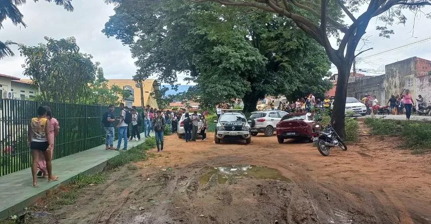  Aulas são suspensas em escola do Crato após faca ser encontrada em lixeira.