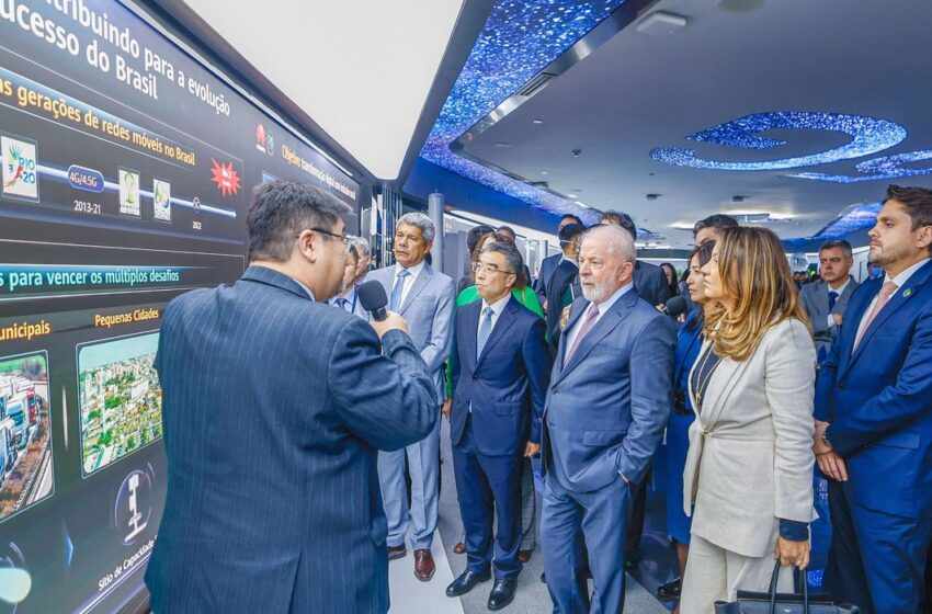  Lula visita centro de pesquisa de empresa de tecnologia em Xangai.