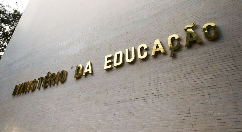  Ministro da Educação confirma que vai suspender implementação do novo ensino médio.