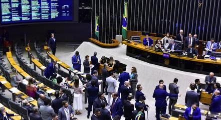  Deputados aprovam regime de urgência para o PL das Fake News.