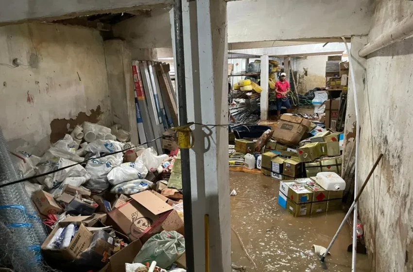  Após fortes chuvas, barragem rompe e água invade casas e comércios em Farias Brito.