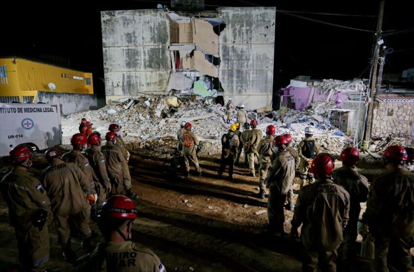  Bombeiros encontram corpo de idosa de 60 anos nos escombros do Edifício Leme, em Olinda.