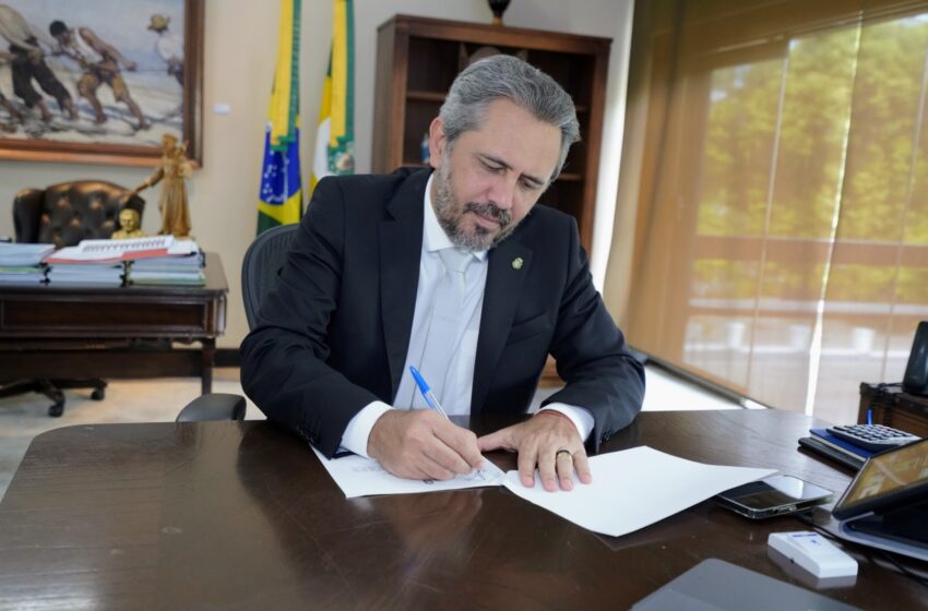  Elmano anuncia criação de cartão popular no valor de R$ 300,00 durante evento no interior.