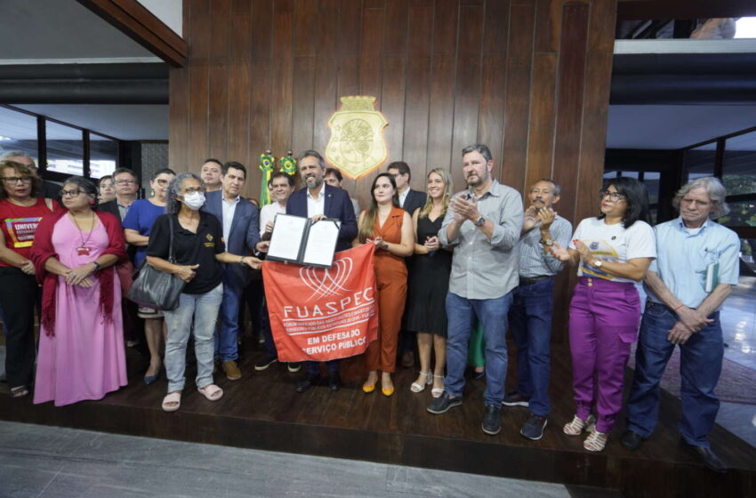  Governo do Ceará anuncia reajuste de 5,8% aos servidores do Estado.