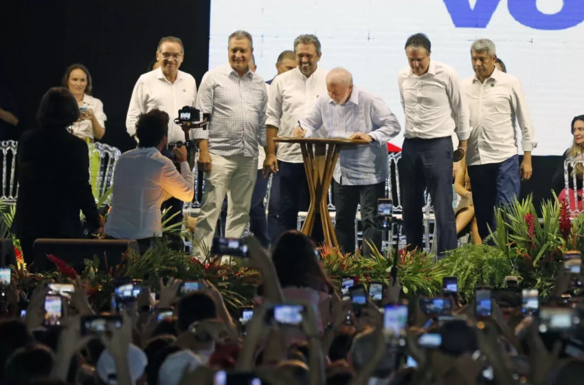  Lula e Camilo anunciam investimento de 4 bilhões para obras inacabadas na áreas da educação.