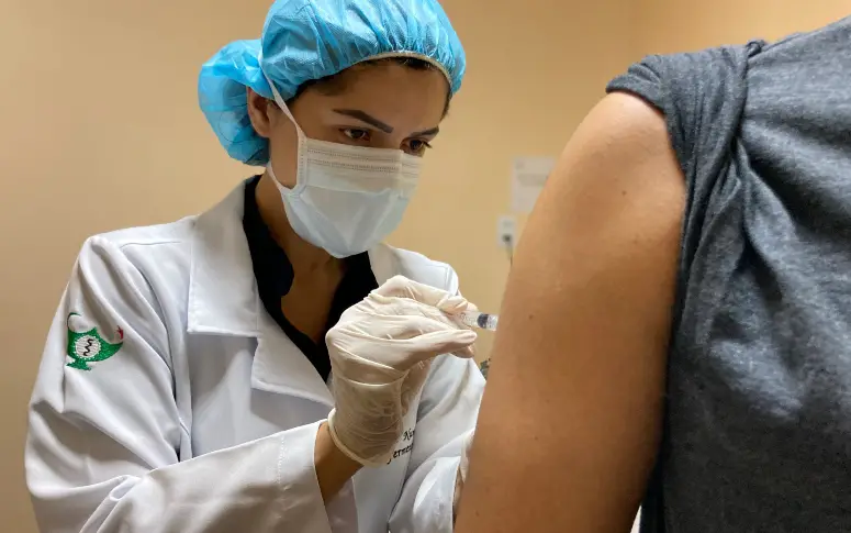  Ceará inicia vacinação contra mpox para profissionais de laboratório no Interior.