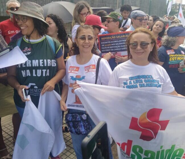  Servidores públicos fazem manifestação em frente da Assembleia Legislativa do Ceará.