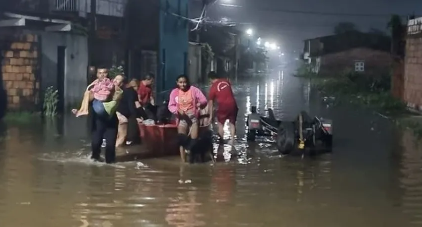  Pessoas ficam desabrigadas após fortes chuvas em Caucaia.
