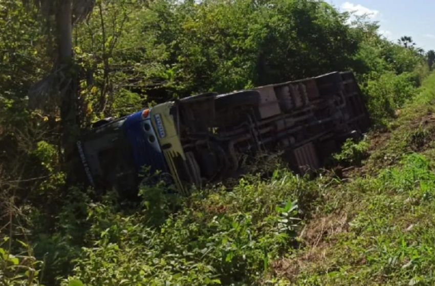  Ônibus alugado por time de futebol capota.