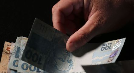  Entenda o pagamento antecipado do 13º salário a segurados do INSS.