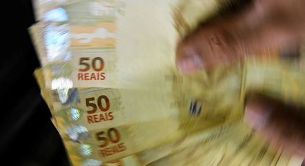  Novo salário mínimo injeta R$ 10 bi na economia, mas aumenta despesas do governo.