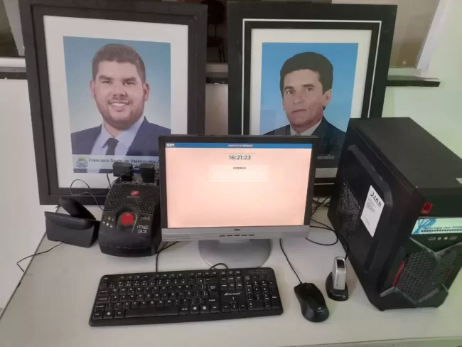  No interior, servidores precisam olhar retrato do prefeito e de seu pai antes de bater o ponto.