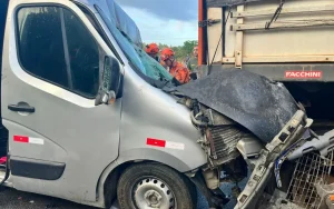  Acidente entre van e caminhão deixa dois mortos e feridos no Ceará.