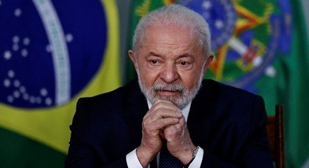  Lula proíbe uso de celular no gabinete e em reuniões.