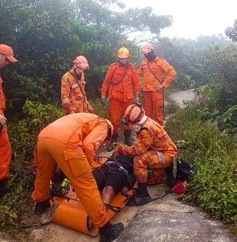  Bombeiros resgatam homem após 16 horas de operação em serra no Ceará.