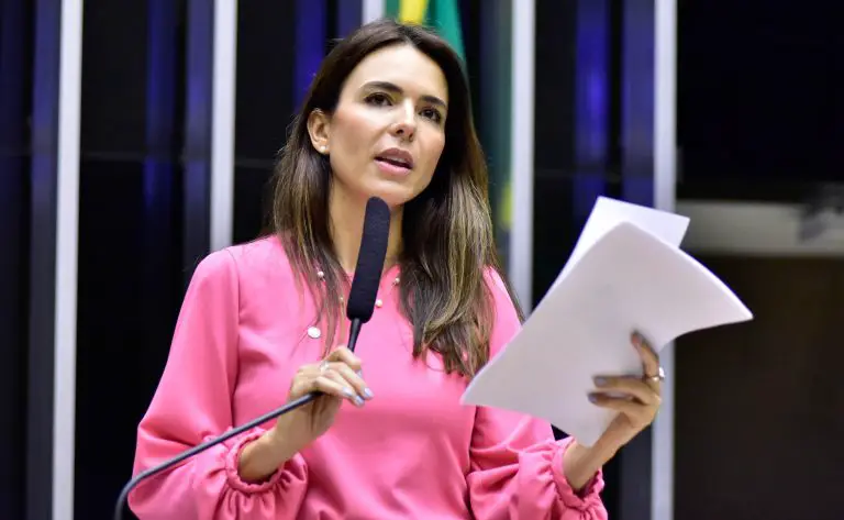  Prefeitos ganham queda de braço e Câmara aprova desoneração da folha salarial; prefeituras do Ceará poderão economizar, por ano, mais de R$ 300 milhões.