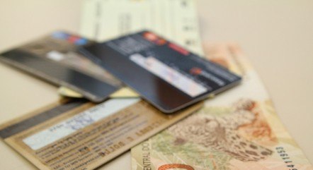  Taxa de juros do rotativo do cartão de crédito sobe a 445,7% ao ano, mostra BC.