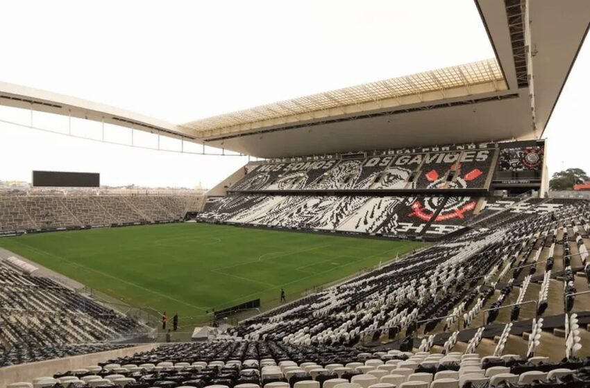  Torcida do Corinthians prepara festa para time na semifinal da Sul-Americana.