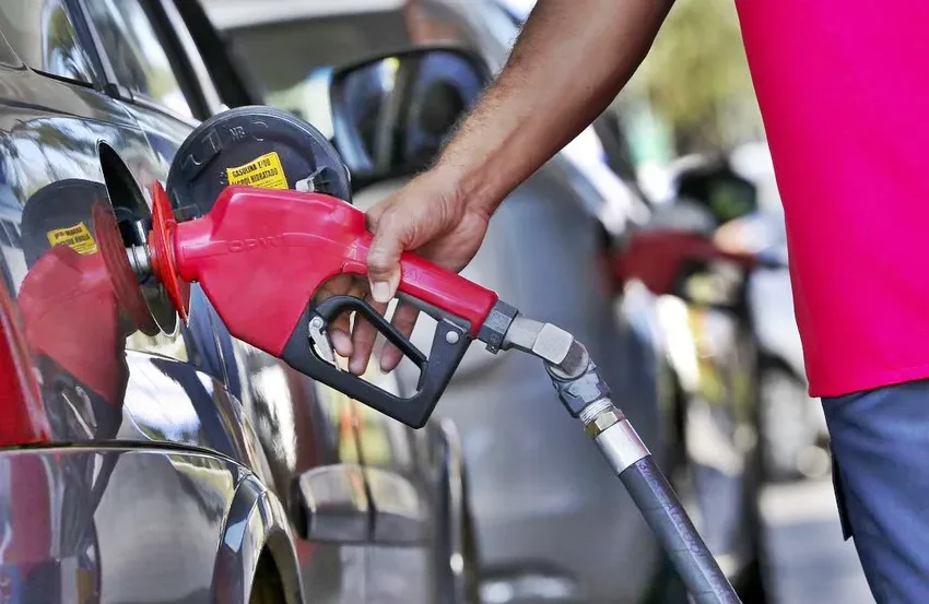  Preço médio da gasolina cai R$ 0,26 em uma semana no CE.