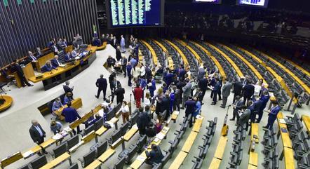  Com salários de até R$ 34 mil, concursos públicos podem ajudar quem está desempregado.