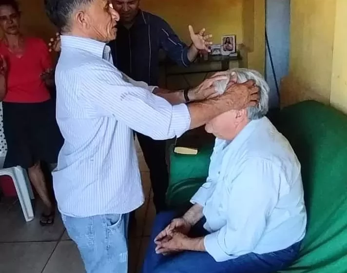 Vereador do PT recorre à rezadeira para tirar “mau-olhado”.