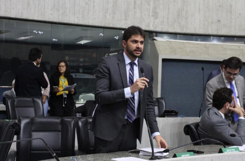  Alece aprova Projeto de Lei que garante cardápio físico em bares e restaurantes no Ceará.