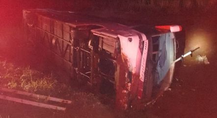  Ônibus capota em excursão e deixa ao menos nove mortos em cidade próxima a Ribeirão Preto (SP)