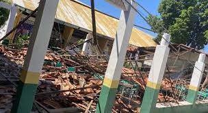  Teto desaba em escola de Lavras da Mangabeira.