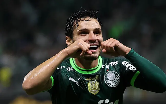 Com 30 participações em gols, Raphael Veiga vive sua melhor temporada no Palmeiras.