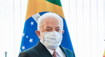 Em primeira reunião após cirurgias, Lula discute conflito em Israel com ministros.