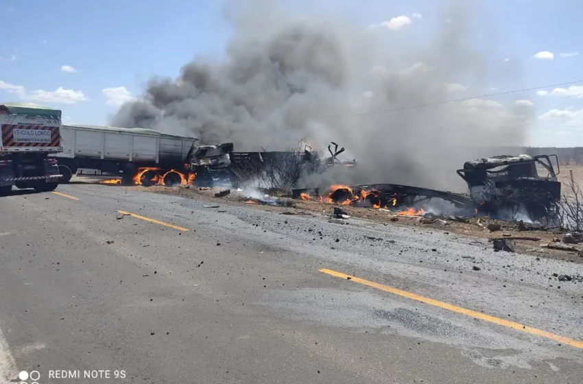  Caminhões se envolvem em acidente de grandes proporções na BR-116.