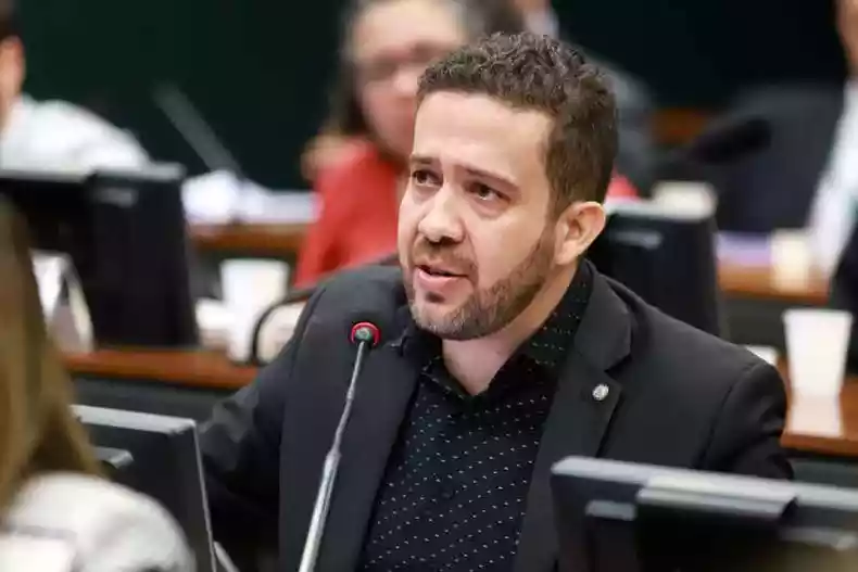  Ouça áudio em que Janones pede parte do salário de servidores para cobrir despesas de campanha.