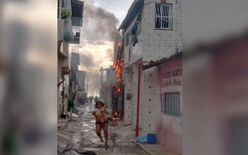  Mulher resgata cachorro e foge de incêndio em Fortaleza