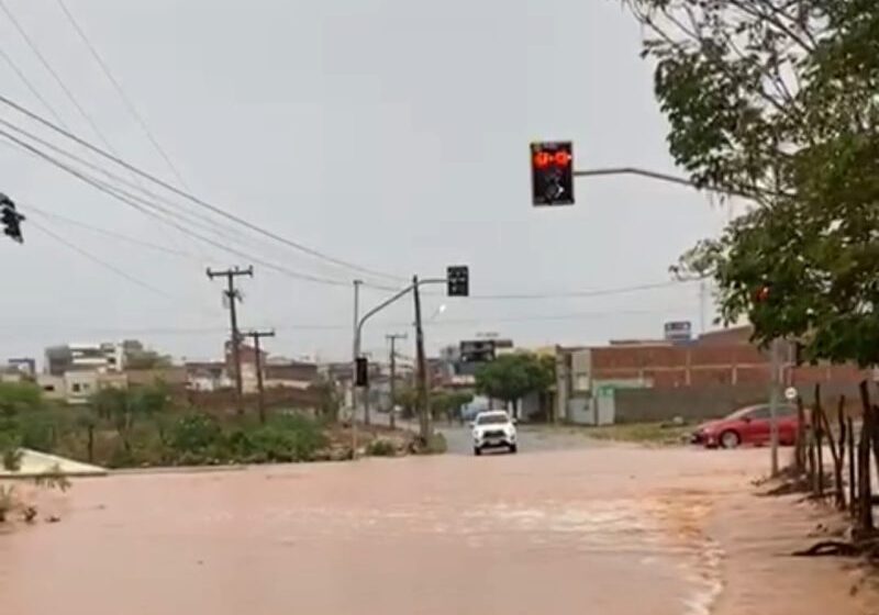  Missão Velha contabiliza maior chuva do Ceará e águas invadem ruas da cidade.