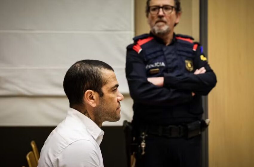 Começa o julgamento do jogador Daniel Alves na Espanha.