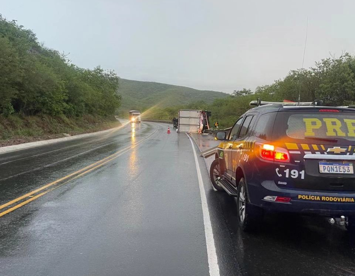  Jati: Acidente com caminhão mata motorista.