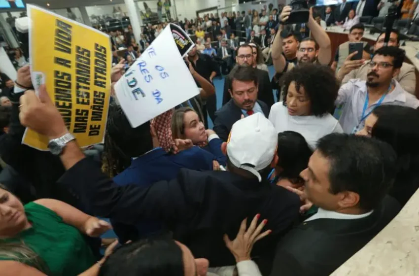  Sessão na Câmara de Fortaleza tem confusão e agressão