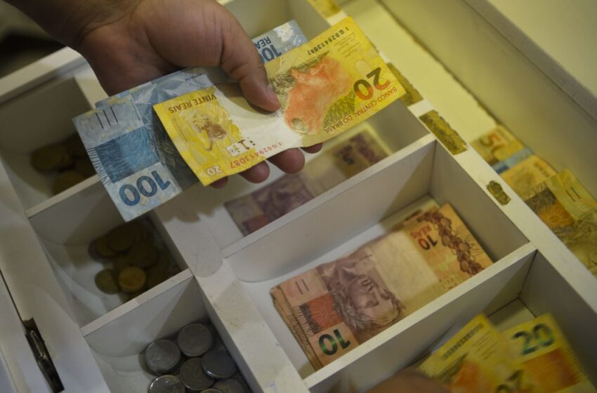  Salário mínimo de R$ 1.412 entra em vigor nesta segunda-feira