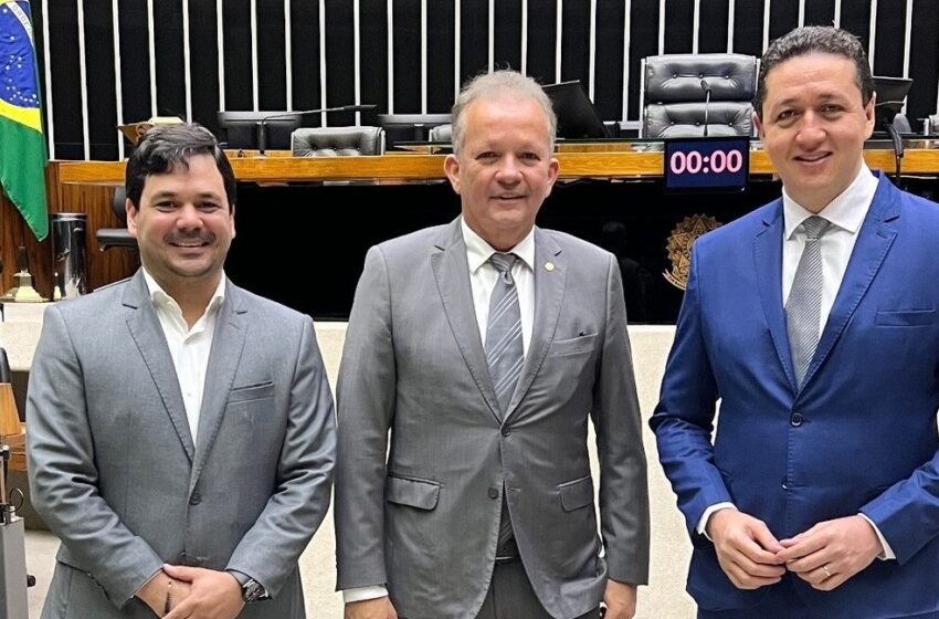 Prefeito Glêdson Bezerra avalia futuro partidário em reunião com André Figueiredo.
