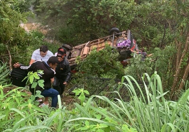  Topique cai em ribanceira e deixa cerca de 11 pessoas feridas em Caririaçu.