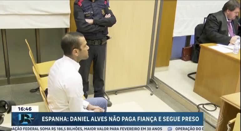  Daniel Alves paga fiança de 1 milhão de euros e já pode deixar a prisão em Barcelona.
