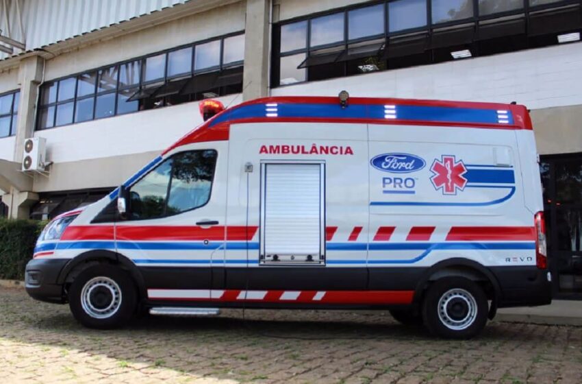  Equipe de vôlei de Paracuru vai de ambulância disputar torneio em Beberibe.
