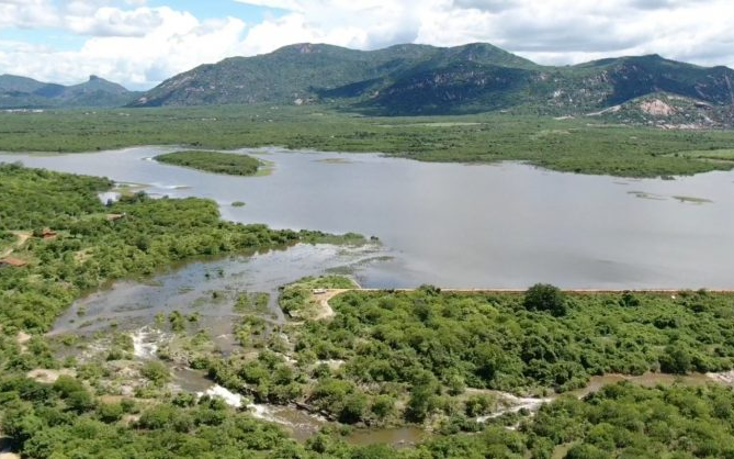  Cerca de 25 açudes no Ceará estão sangrando. 