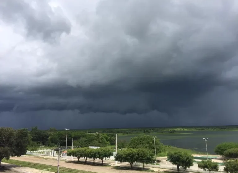  Municípios cearenses têm alerta para chuvas de até 100 milímetros em 156 cidades. 