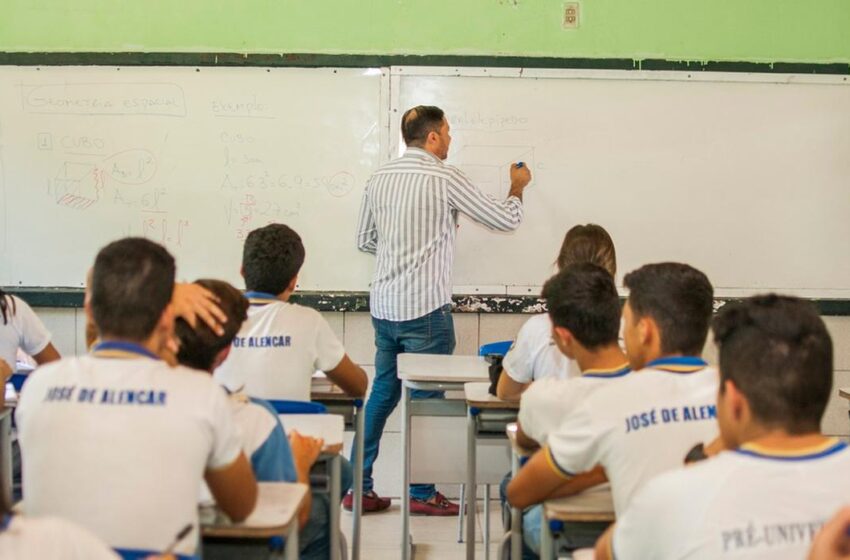 Deputados do Ceará aprovam gratificação de R$ 300 para professores doutores da rede estadual.