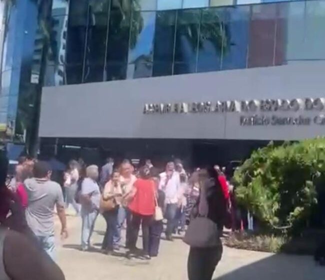  Incêndio no Plenário é marcado por corre-corre e pânico na Assembleia Legislativa do Ceará.