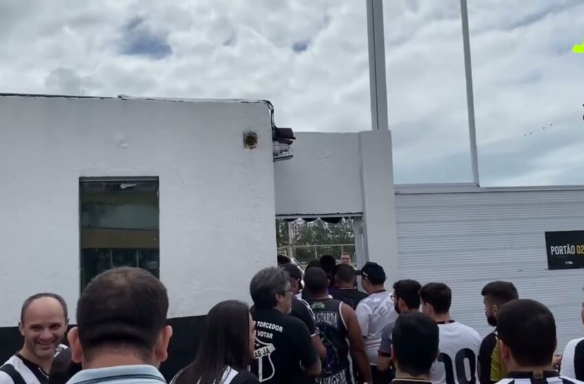  Sede do Ceará aparece pichada horas antes do início da votação do estatuto.