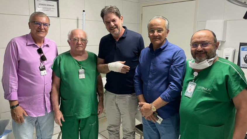 Cid Gomes lesiona a mão e recebe atendimento médico no Hospital Regional do Cariri.